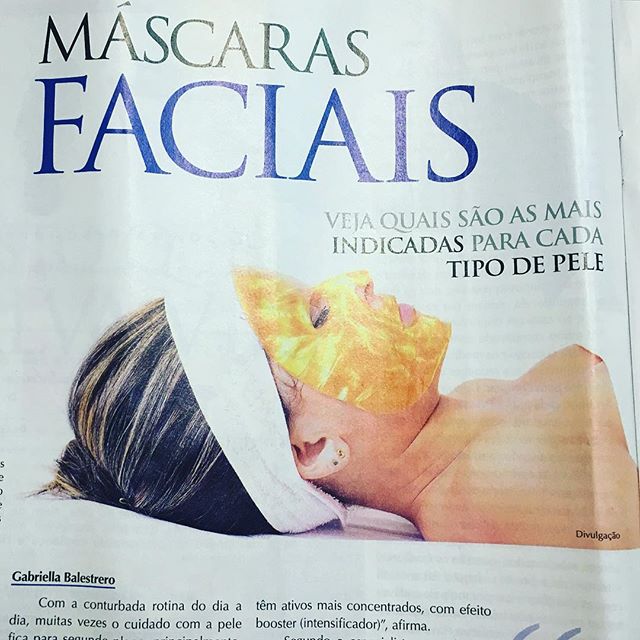 Matéria da revista O Flu sobre máscaras faciais.. O hábito de aplicar máscara facial ao menos uma vez por semana pode acelerar o tratamento contra diversas alterações da pele. É possível tratar acne, manchas, rugas e flacidez. E não há nada mais refrescante para o rosto do que uma máscara facial. hidrata, remove as células mortas e reduz as linhas de expressão. Máscaras tensoras, à base de dmae, tensine e outros peptídeos são boas opções para a a pele flácida.Máscaras antioxidantes, com vitamina C e chá verde, também são eficientes porque previnem o fotoenvelhecimento e diminuem a produção de radicais livres.Máscaras à base de ácido hialurônico e aquaporine aumentam a retenção de água na pele, sendo muito indicadas para uma hidratação prolongada. Máscara para clareamento: Atua combatendo o excesso de melanina, reduzindo manchas e sardas.Gosto muito de manipular máscaras plásticas do tipo peel-off, utilizando os ativos necessários à cada paciente.As máscaras podem ser usadas por homens e mulheres que estejam com a pele cansada, em caso de estresse e com a aparência abatida. Além daquelas pessoas que apenas querem dar um UP no visual, dando luminosidade e vitalidade à pele!Pode ser feita sozinha ou após uma sessão de peeling ou limpeza de pele.. É importante lembrar que pele nenhuma vive apenas de máscaras. Outros cuidados devem ser tomados para manter a aparência jovem e o rosto bonito. No dia-dia, limpeza, tonificação e hidratação são indispensáveis.