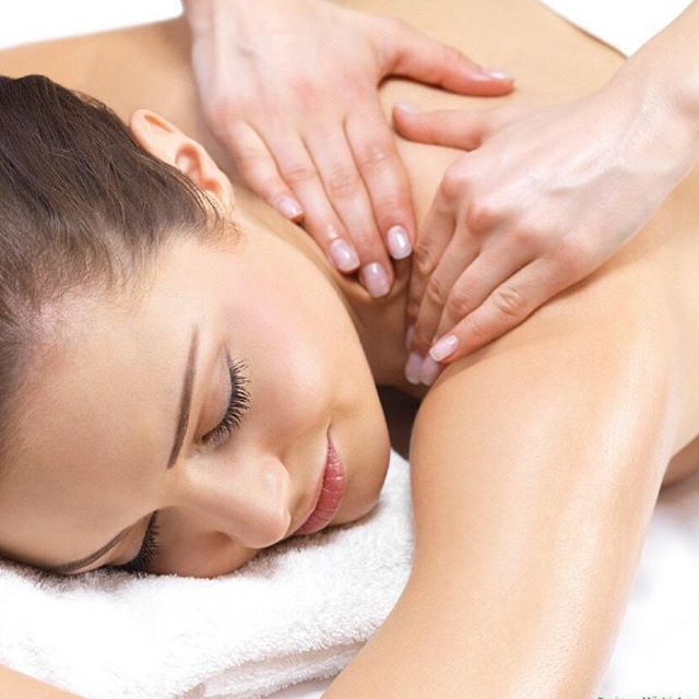 Não está na hora de uma massagem relaxante para começar o ano?Muita correria durante o período das festas? Pois você anda merecendo uma massagem relaxante especial aqui da Renewmed!O relaxamento proporcionado pela massagem corporal é indicado para várias questões, como o estresse diário ou de trabalho, eliminação de toxinas do organismo, modelagem corporal suave, estímulo à circulação sanguínea e linfática, rejuvenescimento da pele, e muito mais. Tudo isso significa mais saúde e paz para sua mente e corpo.