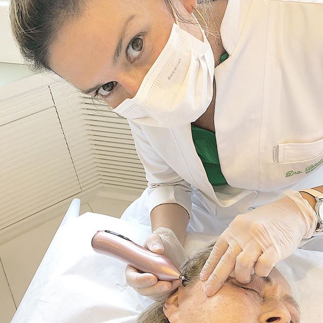 @dra_lilianrenewmed e seu jato de plasma, passando no seu feed para lembrar que sexta dia 3 teremos por aqui a #sextadapele .Nesse dia, os tratamentos como limpeza de pele, peelings, skinbooster, microagulhamento e variadas máscaras faciais com condições especiais!!