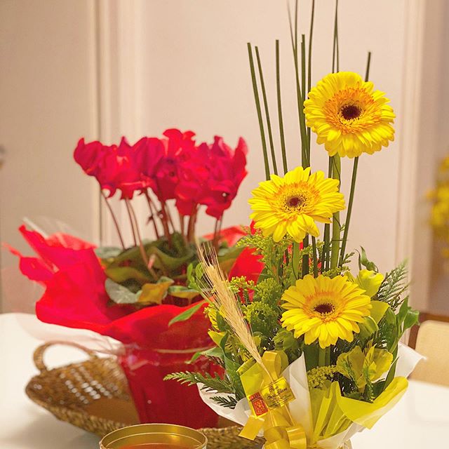 Em tempos de pouco contato físico e muitas curtidas virtuais, como aquece receber um carinho de pessoas queridas!Fiquei muito feliz com cada mensagem recebida, com as flores e chocolates.Os mimos que também preparamos, dessa vez com sabor especial, feitos em casa com a ajuda da minha mãe, também vão com todo o amor, para aquecer a casa de cada um de vocês. Não terei como entregar a todos, mas continuaremos na produção, e por enquanto, enviando todo nosso carinho e desejo de dias felizes para todos vocês, mães, filhos, amigos...