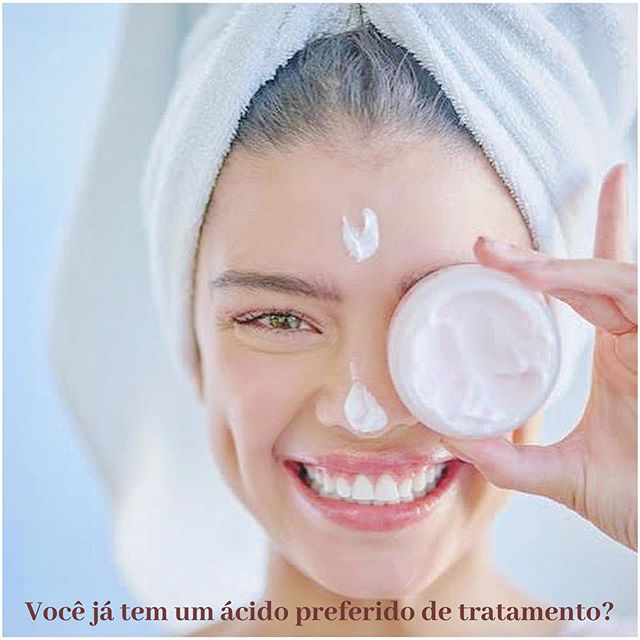 Nos últimos dias, ao falarmos de skincare, surgiram muitas dúvidas sobre uso de ácidos de rejuvenescimento facial.
Respondi a vários stories sobre a diferença entre eles, indicações e cuidados.
Estou passando aqui para avisar que vai ficar salvo um destaque com todas essas informações. Então se você perdeu essa enquete e as dúvidas que foram tiradas nos stories dos últimos dia é só clicar no ícone lá de cima nos destaques!
Beijo!