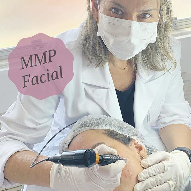 O MMP facial, é o procedimento que faz a micro infusão de medicamentos e substâncias na pele. O aparelho faz uma vibração das pequenas agulhas que ao mesmo tempo que infundem o líquido, trabalham para que o estímulo de colágeno ocorra. Sou apaixonada por esse procedimento!
Olhando essa foto, bateu uma saudade da minha equipe juntinha!! 🥰
.
.
.
#mmpfacial #microagulhamento #estimulodecolageno #skinsavers #skincare #dermalovers