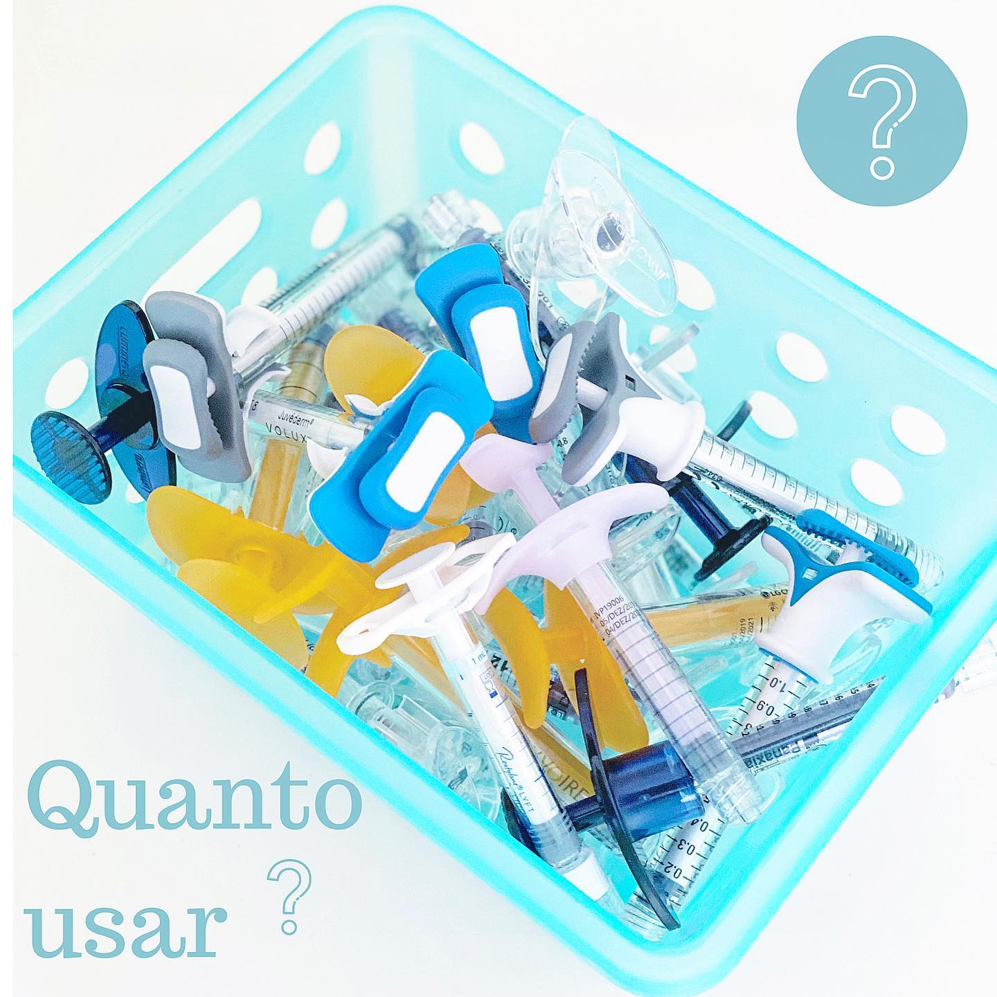 Qual é a quantidade recomendada de ácido hialurônico em uma aplicação?A resposta é: depende!Depende a avaliação individual de cada face, realizada pelo médico, do objetivo do paciente e sua expectativa, do quanto naquele momento ele pode fazer de investimento para o pagamento.Todas essas situações tem que ser levadas em conta e muitas vezes podemos dividir o tratamento em sessões para que ele possa ir atingindo gradativamente o objetivo.Como sei que vocês gostam de números, então tá! Um número bom para uma sessão de MD Codes seria 4! Com quatro seringas, já temos um grande trabalho de rejuvenescimento de forma natural, valorizando os contornos da face e deixando um ar descansado e leve!Nos pacientes que precisam mais projeção de queixo e mandíbula, podemos usar até 6 em uma sessão. Não gosto muito de passar disso.O uso de 10 a 20 seringas como vemos em alguns casos, podem até ser válidos para demonstrações em cursos e etc, mas para a prática de consultório, realmente não recomendo!Mas dra, eu só posso fazer uma ou duas seringas!Sim, essa é a realidade da maioria das pessoas, e com boa técnica de aplicação, conseguimos também assim resultados excelentes valorizando pontos mais importantes.Nessa hora a associação de tratamentos também ajuda muito a trazer o melhor resultado.O importante é fazer o melhor PARA VOCÊ!