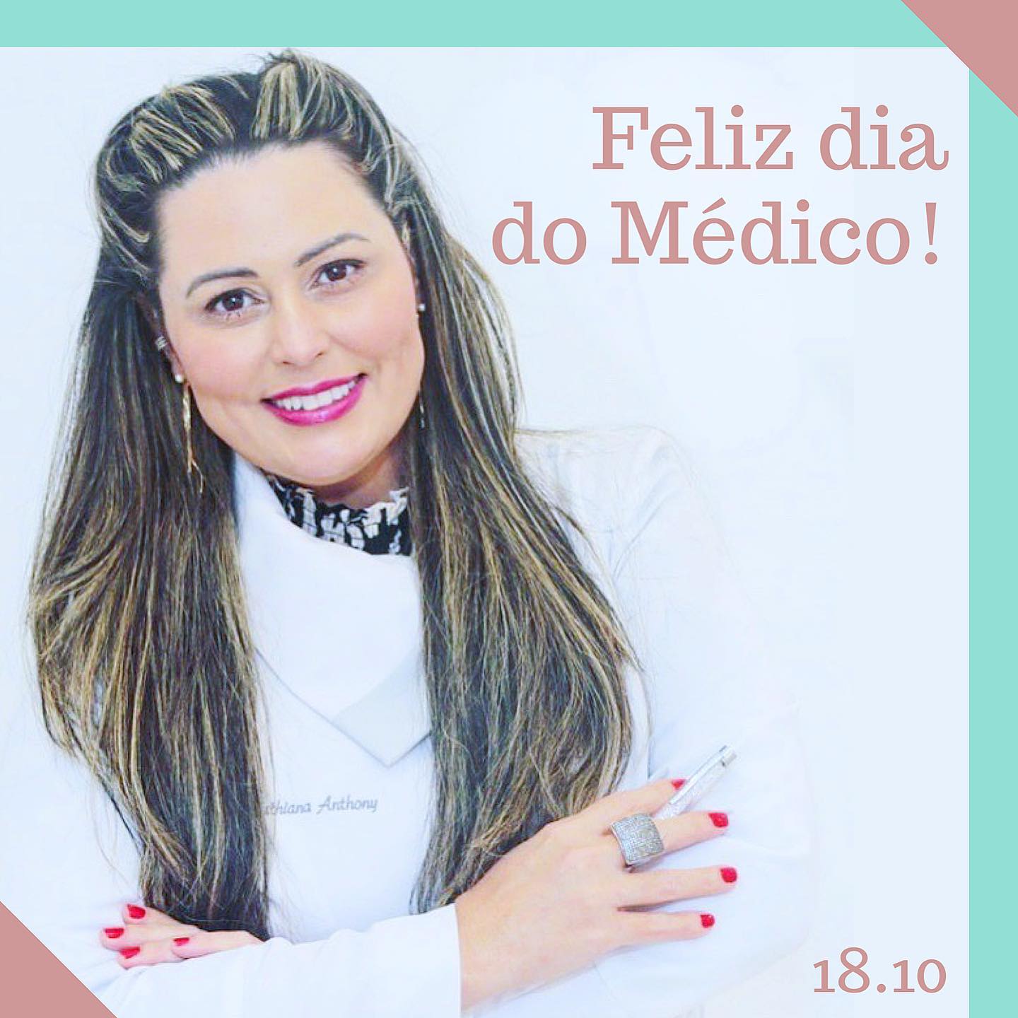 Lembro como se fosse hoje do dia em que passei no vestibular. Naquela época ainda aguardávamos o resultado ouvindo os nomes pelo rádio, enquanto aguardávamos o jornal.Mal podia respirar até sentir o alívio de escutar meu nome. A UFAM , universidade federal do Amazonas (na época ainda era UA) era a única possibilidade do sonho de estudar medicina. Não existiam faculdades particulares, e eu ainda não tinha como me manter fora de Manaus. Lembro da minha mãe sugerir outro curso, em outra faculdade também pública, mas que não tinha medicina, só para ter uma opção caso eu não passasse. Essa definitivamente não era uma possibilidade para mim...Foram seis anos de muita dedicação, amizade, crescimento e cada vez mais amor por essa profissão. Estou formada há quase 18 anos, na terceira especialização, e acho que é isso que mantém essa paixão. São cursos, congressos, muito estudo. Até nas horas de relaxamento me pego lendo e falando sobre trabalho.Além de ser meu sustento, realmente como dizem, é um sacerdócio. Não consigo me imaginar fazendo algo diferente. E sei que esse sentimento faz parte da vida de tantos colegas médicos queridos que tenho e que tive o prazer de conhecer ao longo dessa caminhada!Feliz dia dos médicos, aqui na Terra e aí no Céu!!!! Amo vocês!