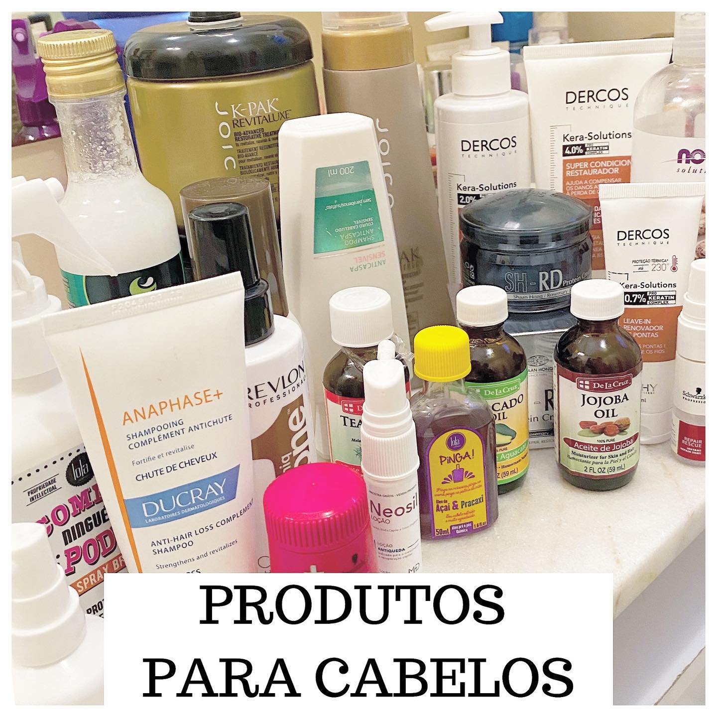 Como vocês gostam mesmo é de saber o que foi que usei e o que vcs devem usar (aproveito para dizer que nem todo mundo tem a mesma resposta aos mesmos produtos), resolvi pegar todos os produtinhos que uso e colocar na bancada para fotografar para vocês!Dividi em:Óleos- que uso para as umectações (às vezes junto com alguma máscara, às vezes só óleo mesmo)Máscaras e condicionadores- uso pré-lavagem de vez em quando e só pós shampoo em outras.Na foto não tem ampolas de tratamento que também são outro excelente recurso que uso sempre!Shampoos- eu revezo dependendo da condição que está o cabelo.Finalizadores- muito importantes pois além de “domarem” e protegerem os fios do calor de secadores e etc, ajudam a não deixarem frizz e manter os cachos em quem os tem!Esses são produtos que estou em uso, mas não são exclusivamente os que uso. Sempre que algum acaba, testo novas possibilidades ou revezo com antigos, já testados e aprovados.Tem algum que você não vive sem?