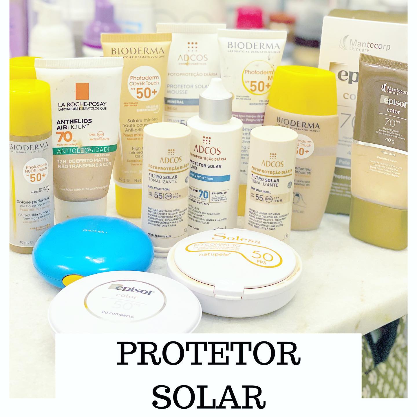 Voltando a falar sobre produtos...Vamos hoje de protetor solar!Eu sempre que faço a parte de recomendação do protetor, indico características de como encontrar um produto adequado para cada tipo de pele. Ser puder dou amostras de marcas diferentes e peço que a pessoa teste na pele antes de comprar.Mesmo produtos de uma linha sec ou oil free, podem para algumas pessoas de pele oleosa, por exemplo, ainda deixarem um aspecto de brilho na pele. Nesse caso, realmente só testando marcas ou texturas diferentes para achar a que mais se adapta.O mesmo ocorre com peles secas, só que aqui nesse caso, vemos aquele “craquelado” do protetor depois de algum tempo.Se você achou que eu ía dizer que tal protetor ou outro é o melhor... rsrs, impossível! Somos diferentes e em cada pele eles também reagirão diferentemente!Para algumas situações como é o caso de pessoas que praticam esportes ao ar livre, suam muito, gosto muito dos protetores em bastão. Temos até marcas ficadas nesse público.Para crianças também sou fã dos bastões como os da segunda foto, com bastante proteção física!Para retocar o protetor ao longo do dia sem perder a make, ou só para tirar algum brilho, gosto muito de protetor em pó.Gosto também que eles já tenham cor de base, pois é um trabalho a menos, e nos casos de pessoas com melasma, uma proteção a mais!!! Tem que cobrir todo mesmo!Outras novidades são as inovações tecnológicas que já estão sendo usadas nos proterores atuais, que aliam tratamentos e antioxidantes. Não importa qual a sua pele, ela tem que estar sempre protegida!Qual é o seu preferido?