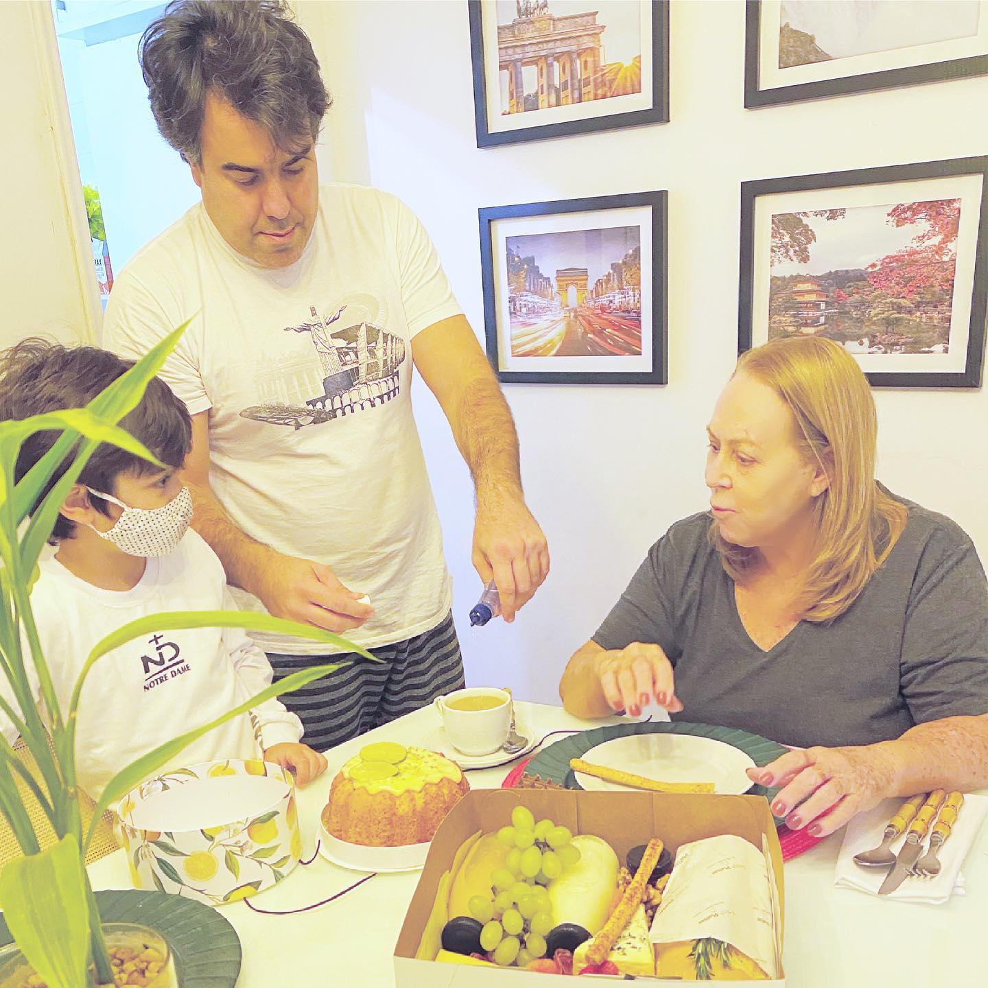 Começamos o dia mimando a nossa aniversariante! Gabriel acordou cedo para arrumar a mesa do jeitinho que ele quis…Parabéns Mamy! Te amamos! @maraluantony Obrigada @freshplatter_leblonrj pelo café da manhã delicioso, e agilidade!