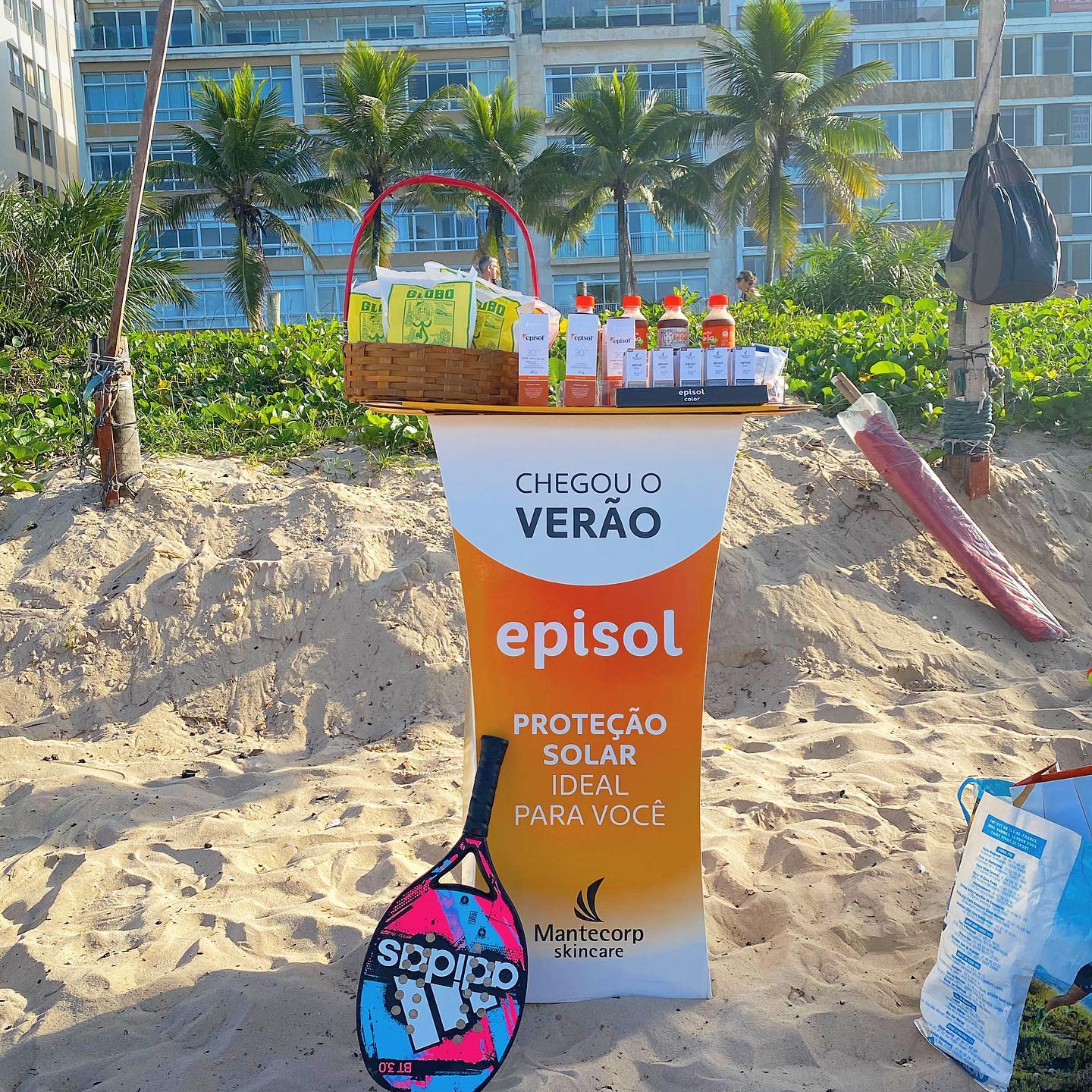 Essa foi uma outra ação maravilhosa! Dessa vez na praia, em plena aula de beach tennis.Fotoproteção com episol e ainda jogamos valendo vários mimos!Obrigada @andreia.moreira29  e Mantecorp.